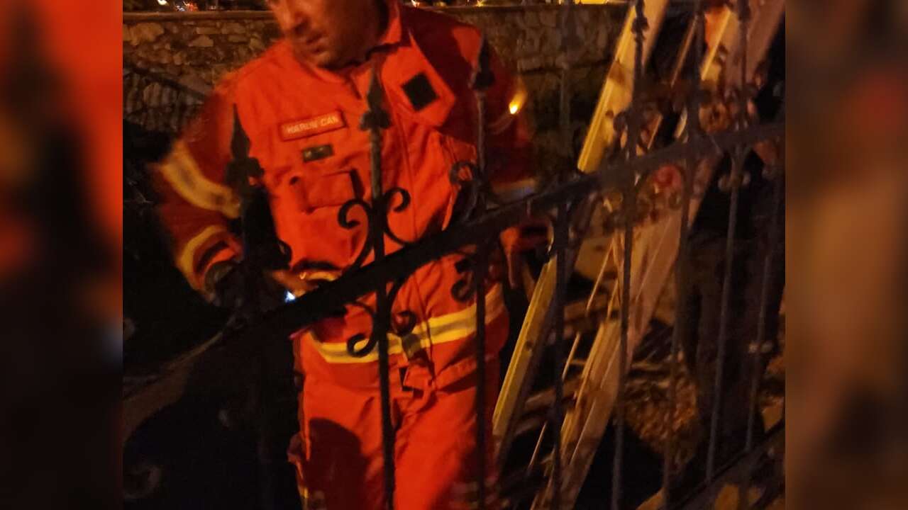 Muğla’da İtfaiyeden Kedi İçin İlginç Kurtarma Operasyonu, Telefonda Kedi Sesi Açıp Kurtardılar