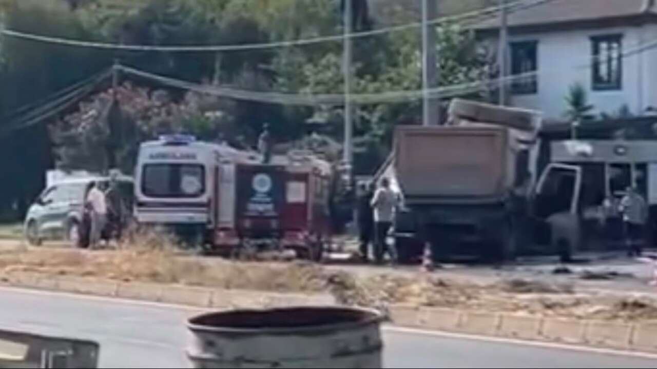 Muğla’da Kontrolden Çıkan Tır İşletmenin Girişine Daldı