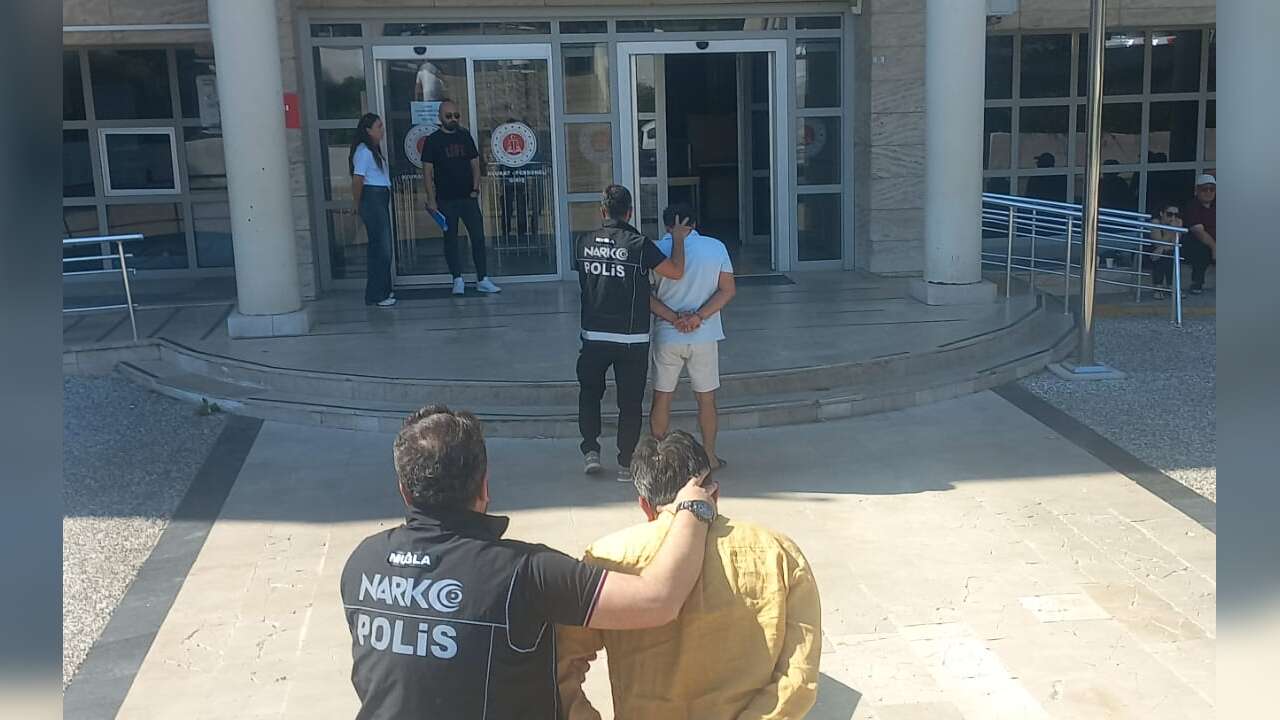 Muğla’da Narkotik Operasyonu: Kaçan Araçtan 2 Kiloya Yakın Uyuşturucu Çıktı