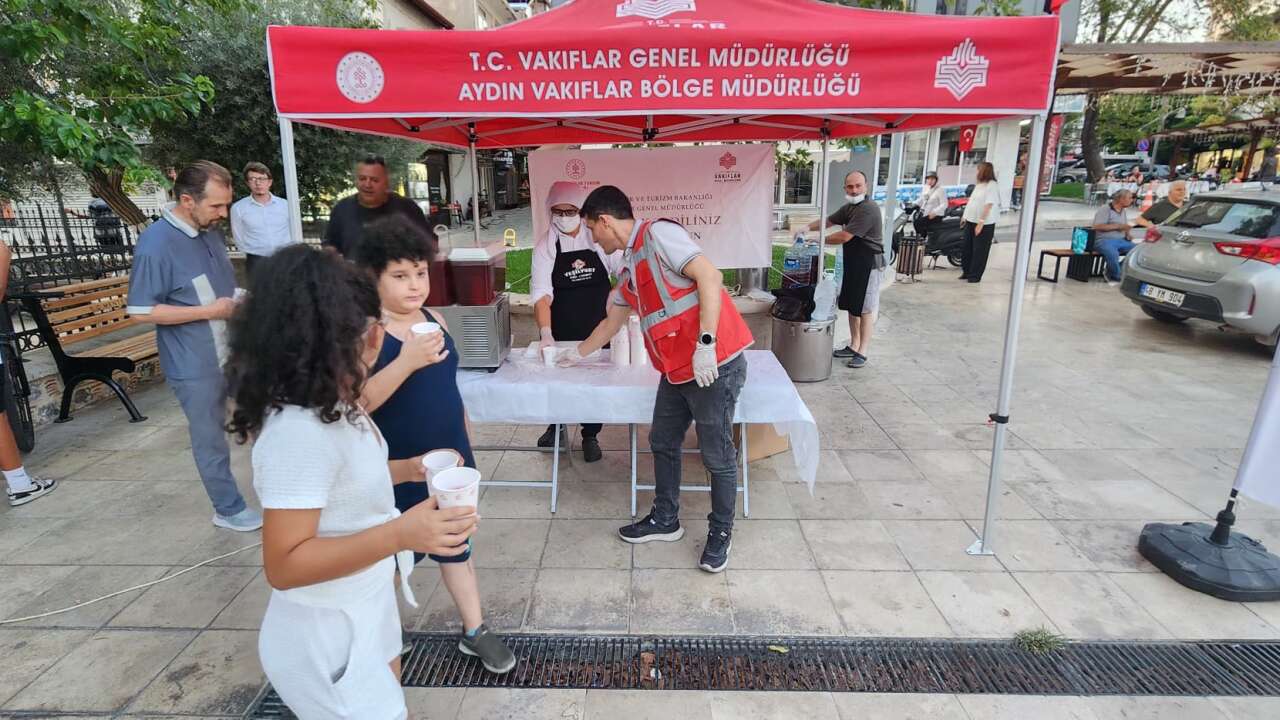Menteşe’de Mevlit Kandili’nde Vatandaşlara Şerbet İkramı