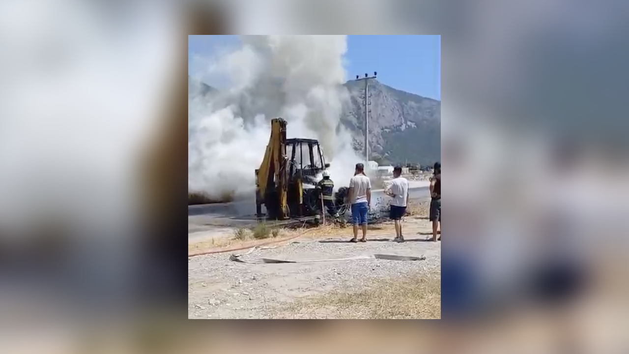 Muğla’da Kepçe Alev Alev Yandı, Sürücü Son Anda Kurtuldu