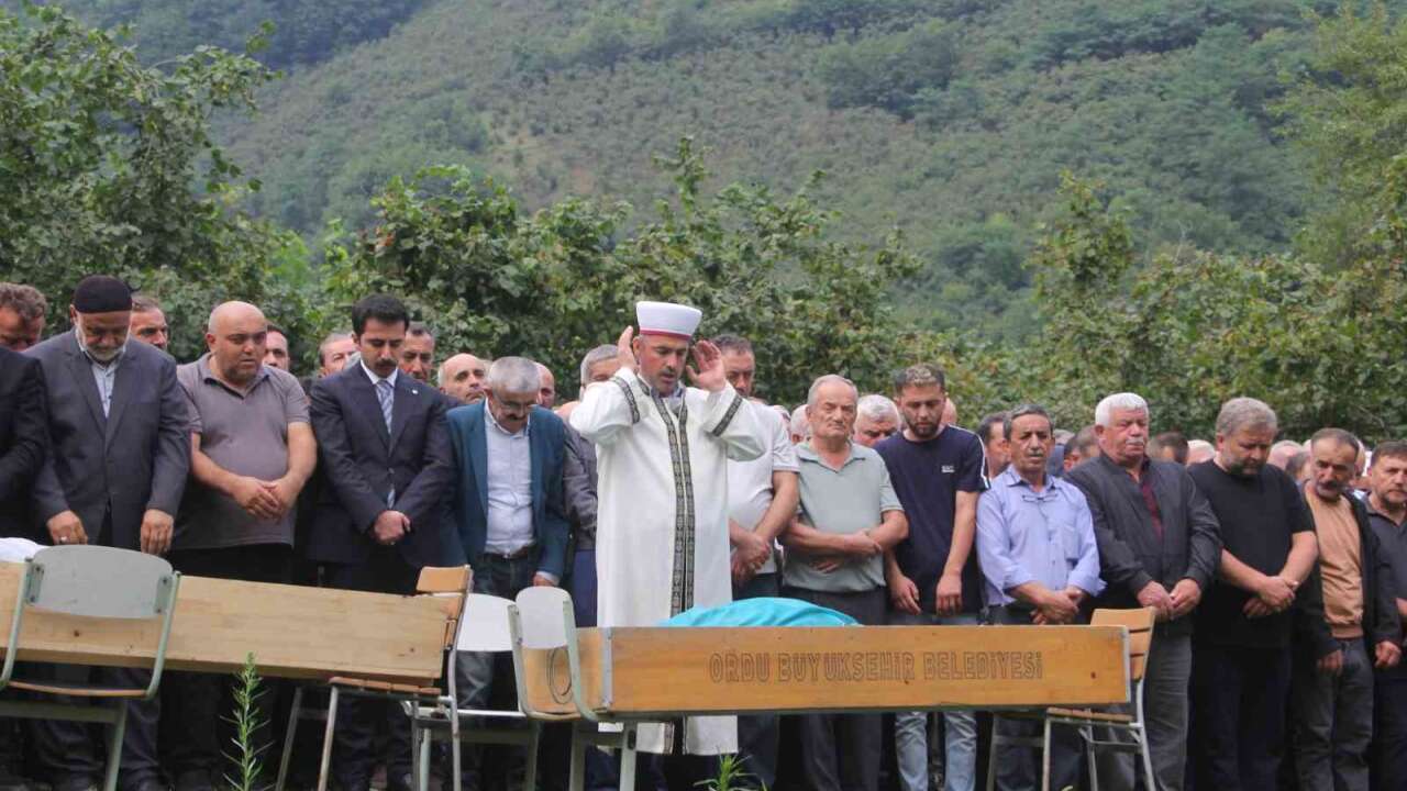 Aynı Evde Büyüyen İki Kız Kardeş Aynı Gün Toprağa Verildi