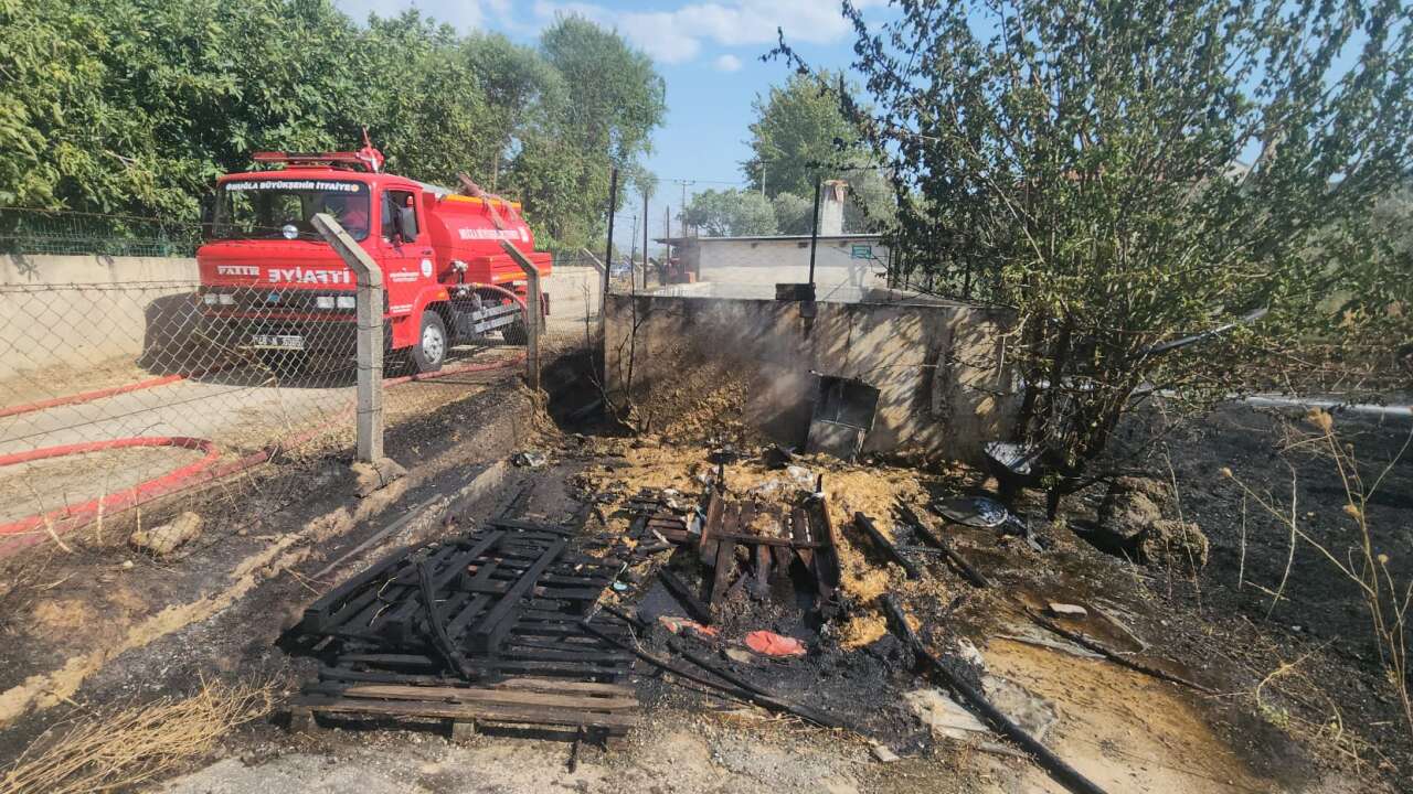 Menteşe’de Aynı Anda İki Yangın Ekiplerin Yoğun Müdahalesiyle Söndürüldü
