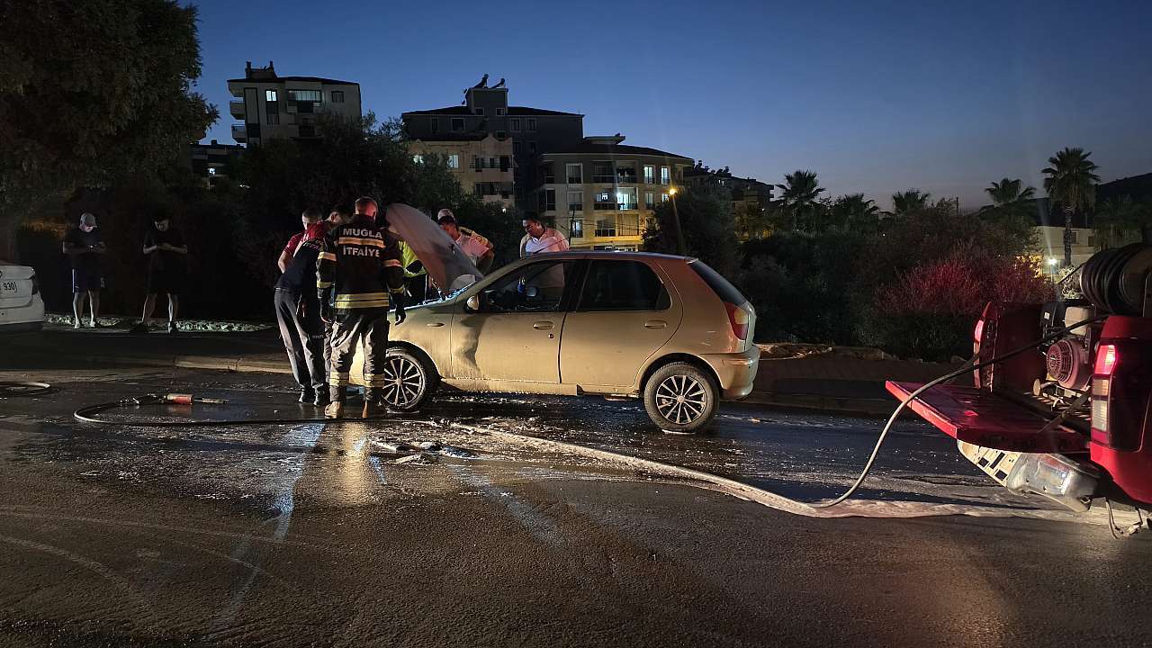 Muğla'da Park Halindeki Otomobil Alev Aldı