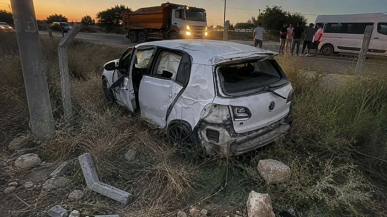 Muğla'da Kontrolden Çıkan Otomobil Beton Direklere Çarptı