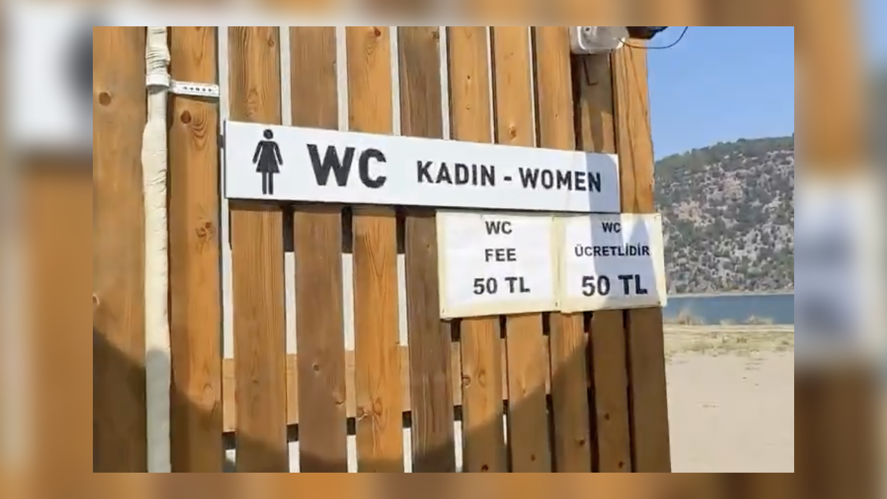 Muğla’da Halk Plajında Tuvalet Ücreti Şaşırttı: 50 TL’lik Kullanım Bedeline Tatilciler Tepki Gösterdi
