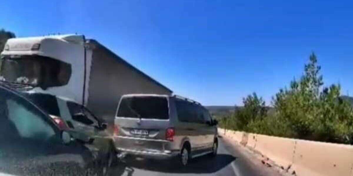 Milas’ta 5 Araç Birbirine Girdi: Kaza Anı Kamerada