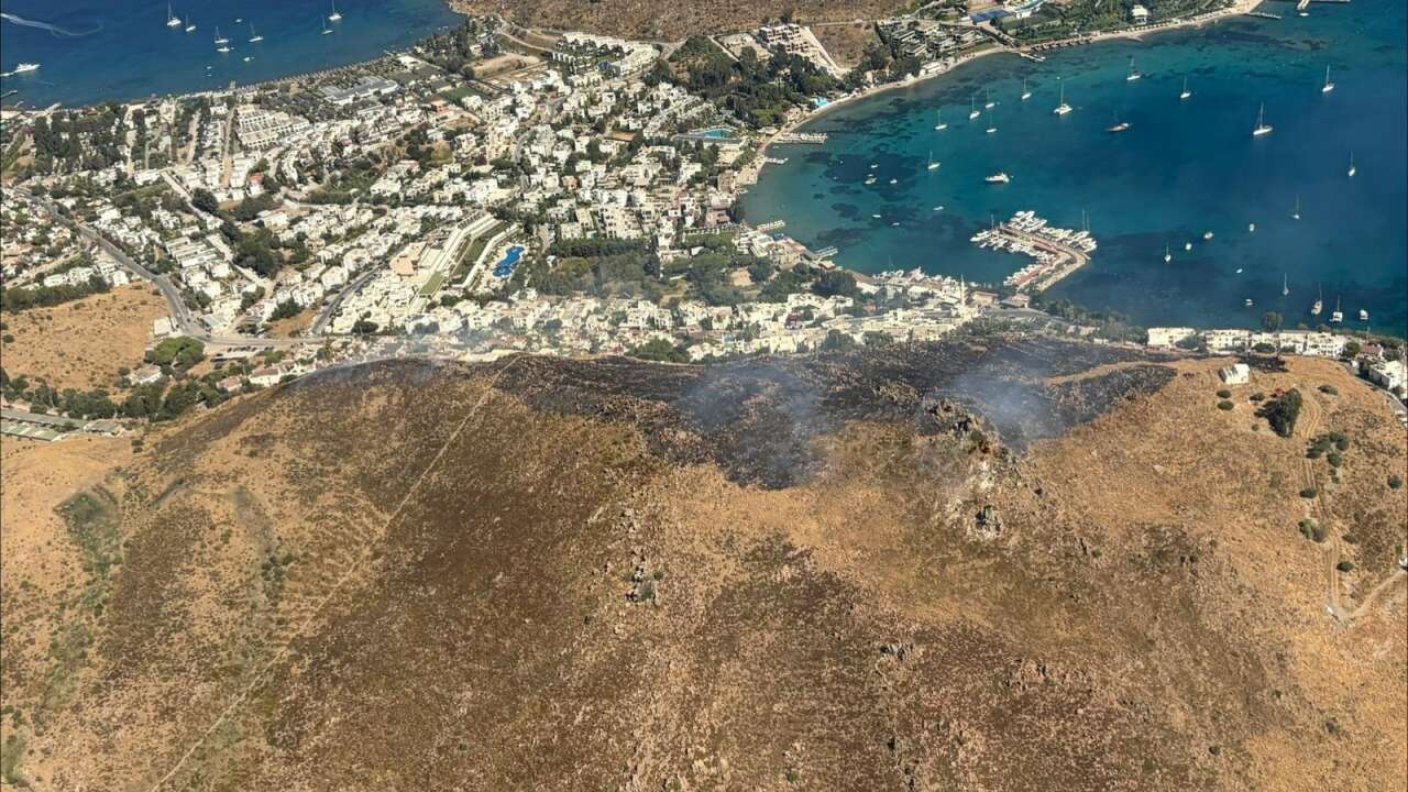 Bodrum Akyarlar’da Yangın Kontrol Altına Alındı, Sahil Güvenlik Helikopterlere Su Alma Operasyonunda Destek Verdi
