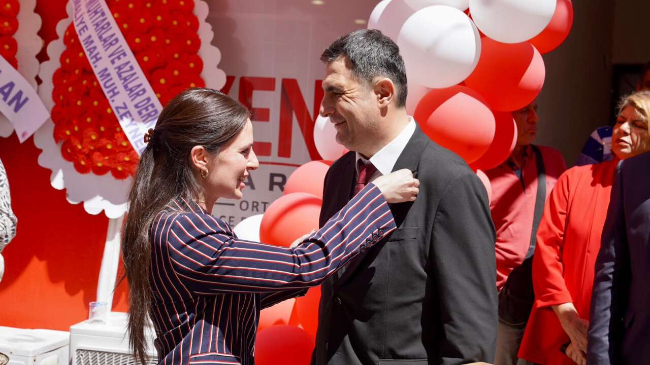 Ortaca Belediye Başkanı Evren Tezcan YENİ Parti’ye Katıldı, Rozetini Gizem Özcan Taktı