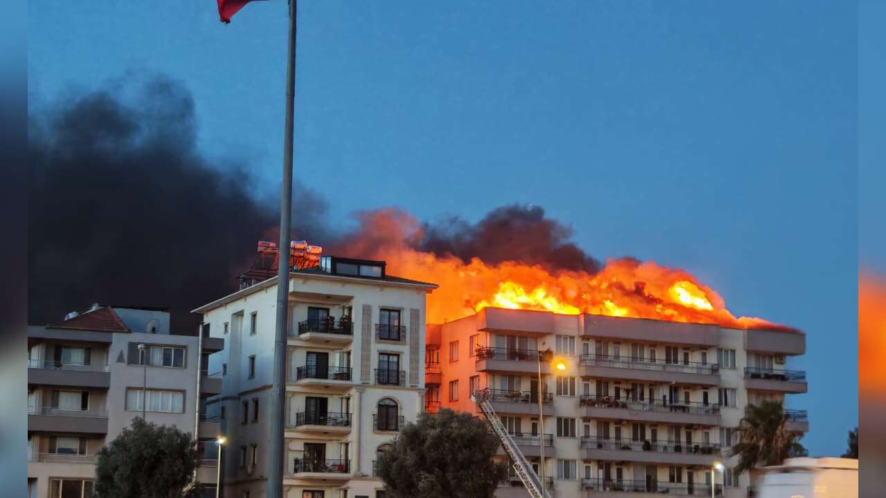 Muğla’da Apartmanın Çatısında Yangın Çıktı: Alevler Metrelerce Yükseldi