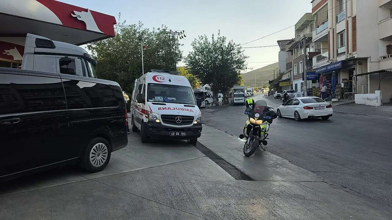 Muğla’da Tırını Temizleyen Şoföre Arkadaşının Kullandığı Servis Aracı Çarptı