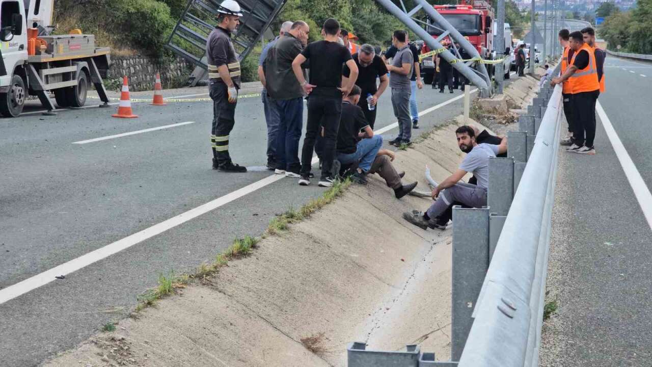 İş Makinesi Yüklü Çekici Karşı Şeride Geçti: 2 Kişi Hayatını Kaybetti