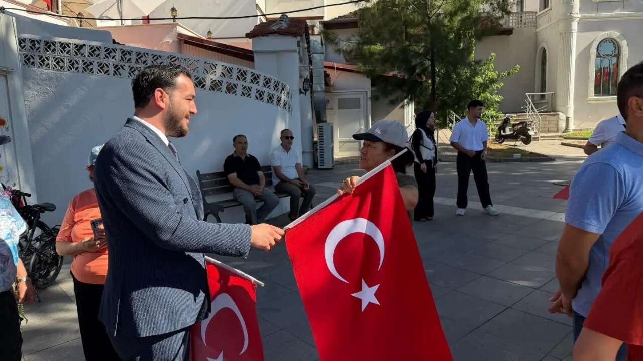 Muğla Ülkü Ocakları’ndan 30 Ağustos’ta Vatandaşlara Türk Bayrağı