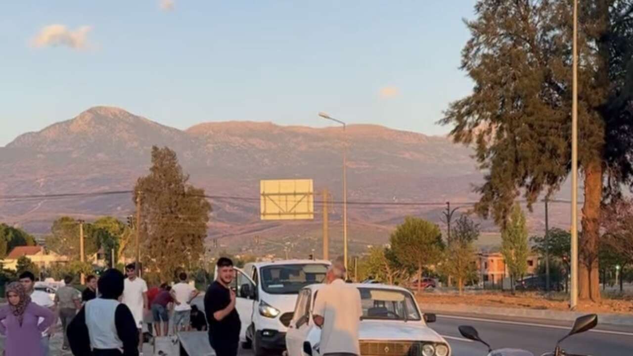 Muğla’da Korkutan Kaza: Motosiklete Arkadan Çarptı, 2 Kişi Yaralandı