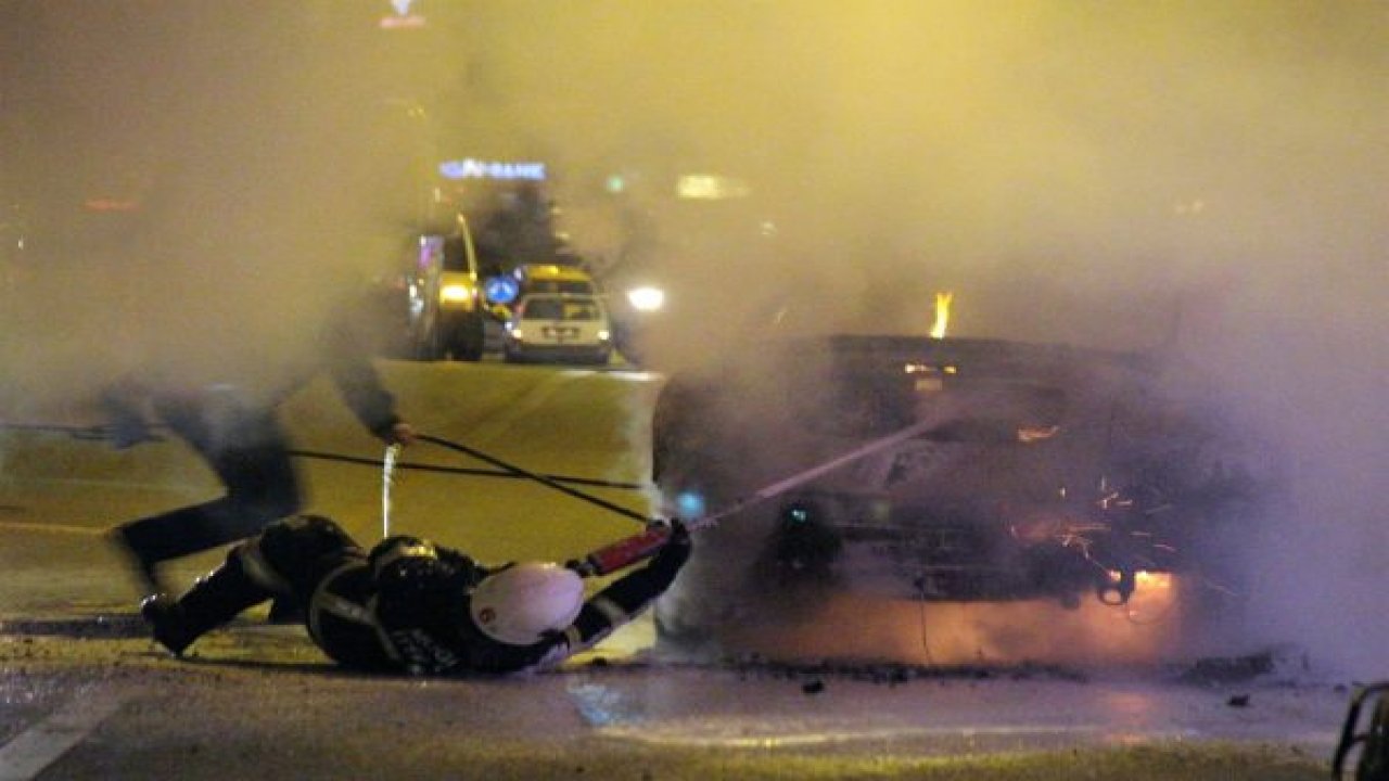 Otomobil sokak ortasında alev alev yandı