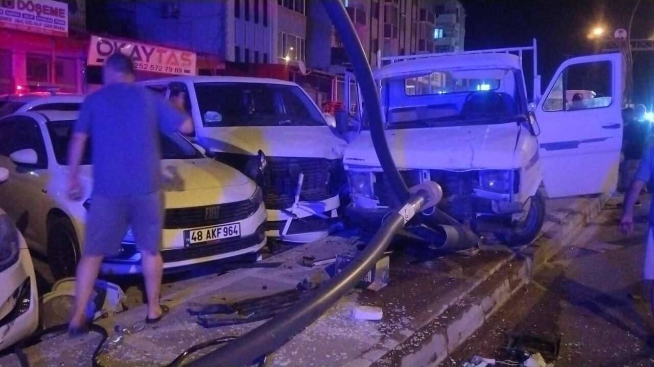 Yatağan Bulvarı’nda Kaza: Otomobil Aydınlatma Direğine Çarptı