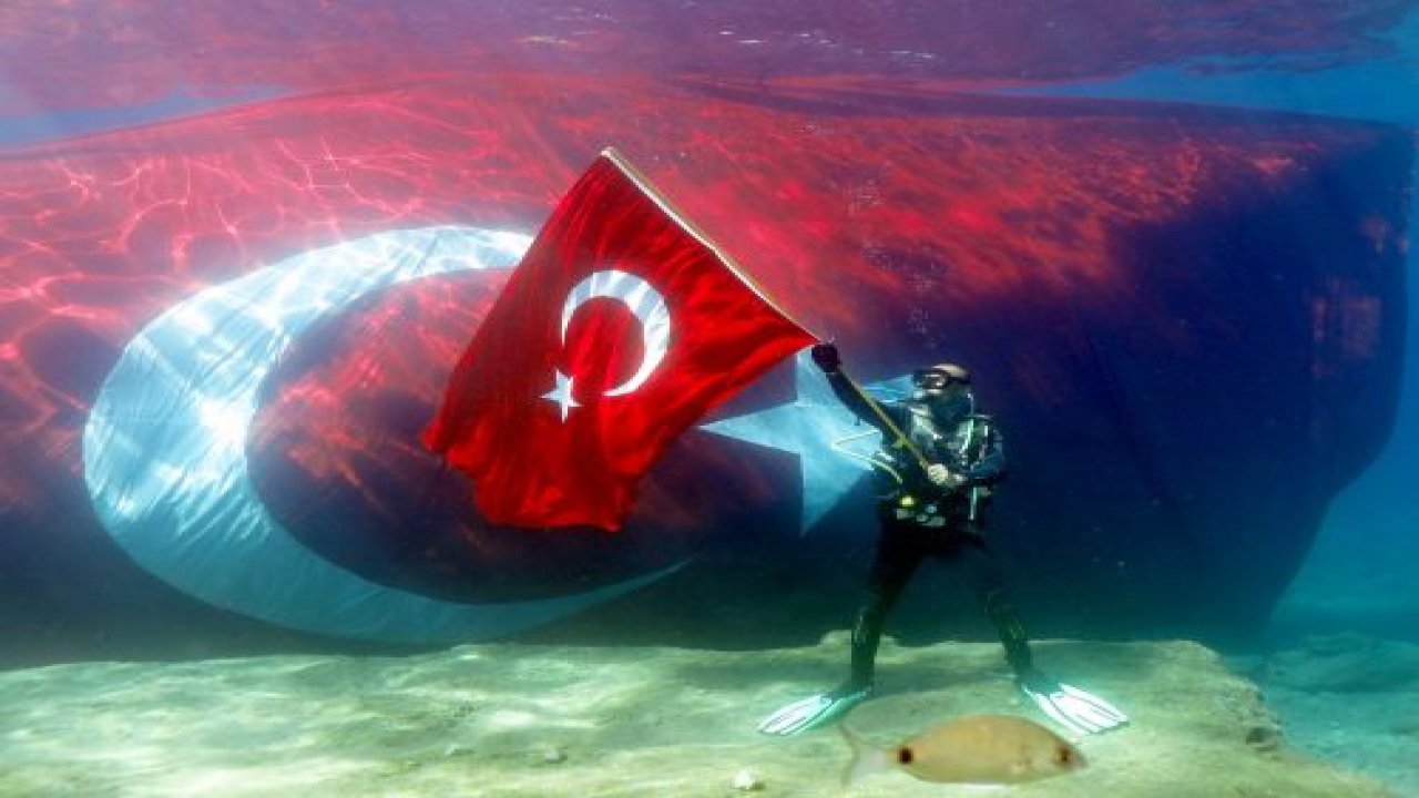 Cumhuriyetin 95. yaşını denizin dibinde kutladılar