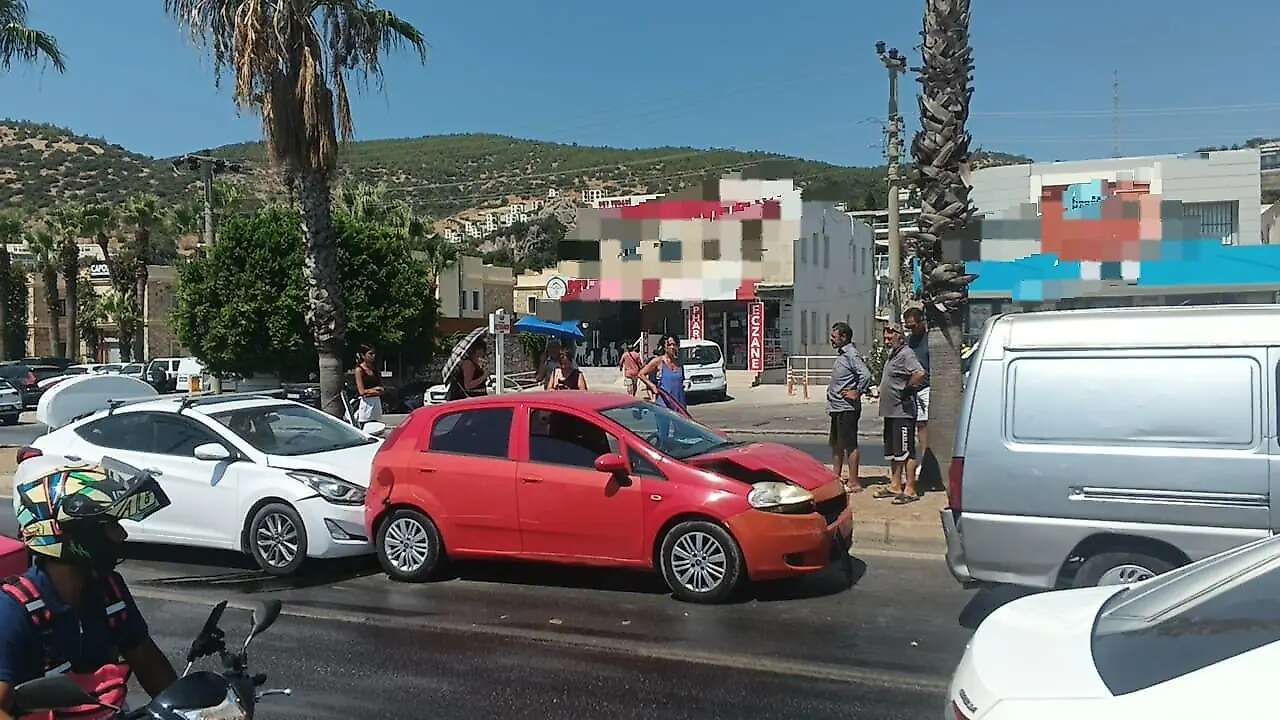 Muğla’da Zincirleme Kaza, 4 Araç Birbirine Girdi