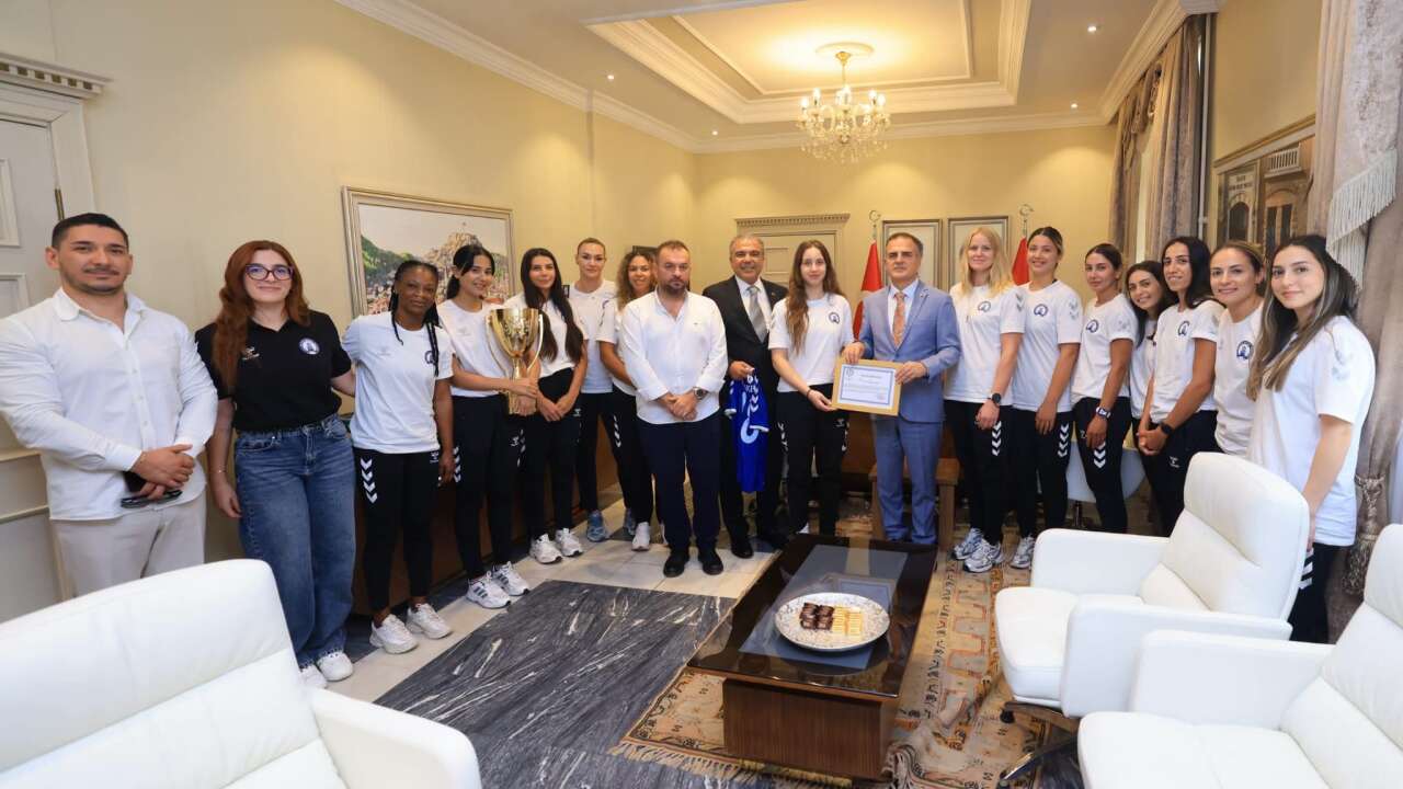 Cumhurbaşkanlığı Kupası Şampiyonu Denizin Kızları’ndan Vali Akbıyık’a Ziyaret