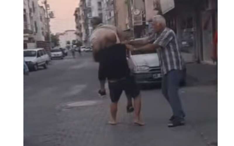 Ortaca Sebze Pazarı Girişinde Yumruklu Kavga: Reklam Panosuyla Karşılık Verdi