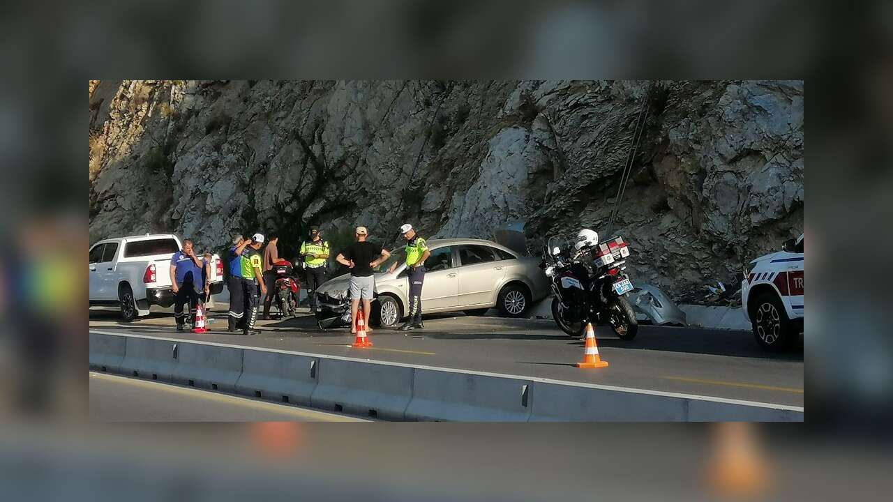 Ölüdeniz Yolu’nda Otomobil Şarampole Düştü: Trafik Kilitlendi