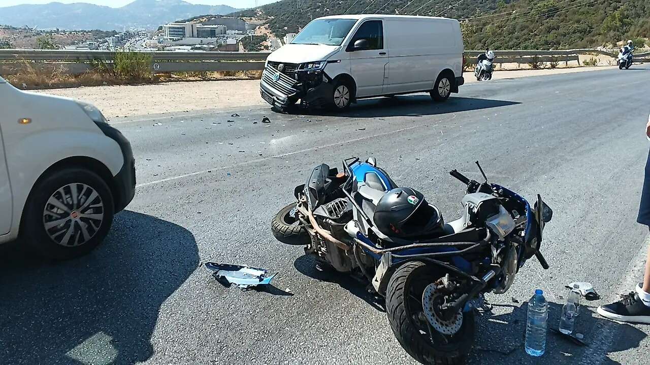 Muğla'da Ticari Araçla Motosiklet Kafa Kafaya Çarpıştı
