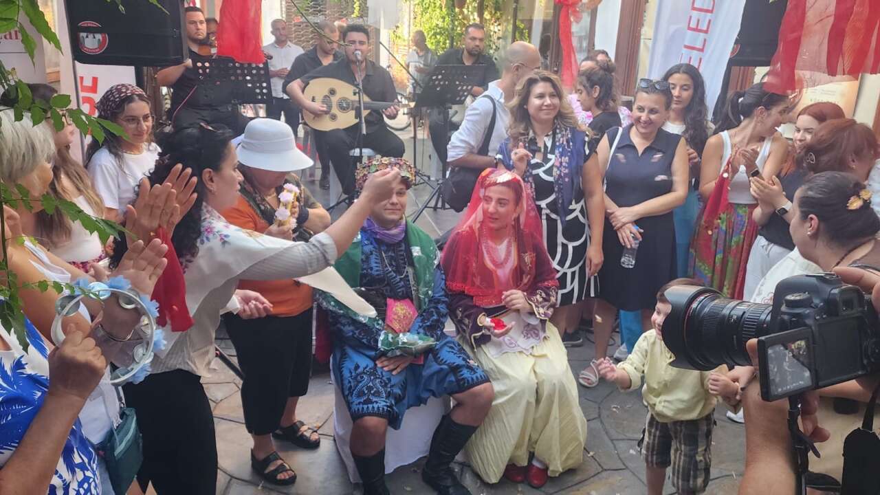 Muğla’da Festival Coşkusu Kına Gecesiyle Taçlandı, Gelin ve Damat Zeybek Oynadı