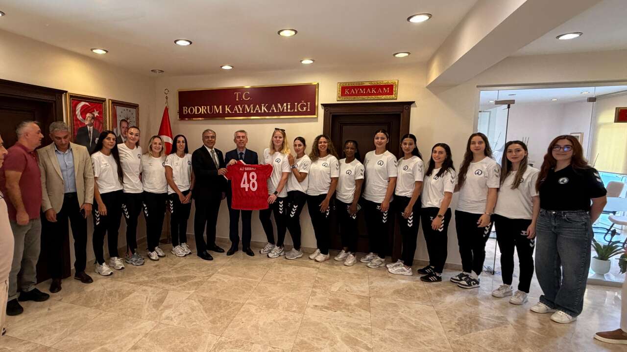 Yalıkavakspor Kupa Sevincini Bodrum Kaymakamı Ali Sırmalı İle Paylaştı