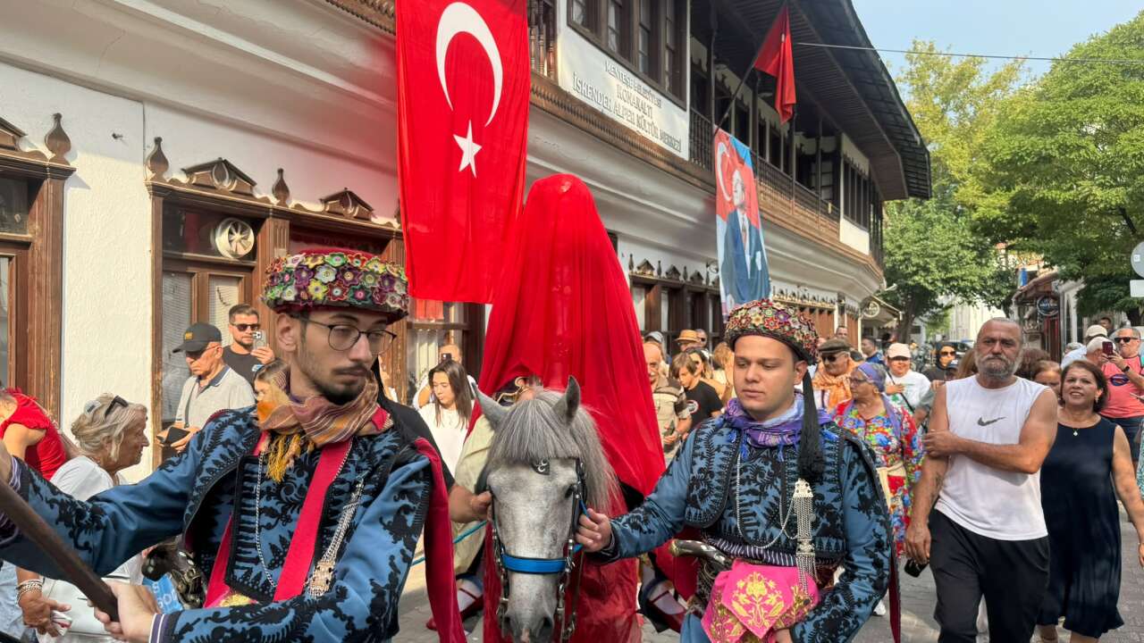 Menteşe’de Geleneksel Düğün Coşkusu: “Kız Evi” ve “Damat Evi” Etkinlikleri Renkli Görüntülere Sahne Oldu