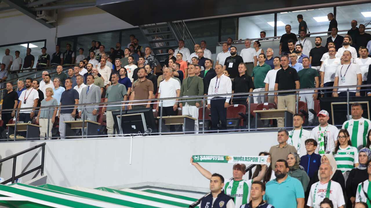 Muğlaspor-Vanspor FK Karşılaşması Atatürk Stadyumu’nda Başladı: Tarihi Gecede Protokol Tribünde