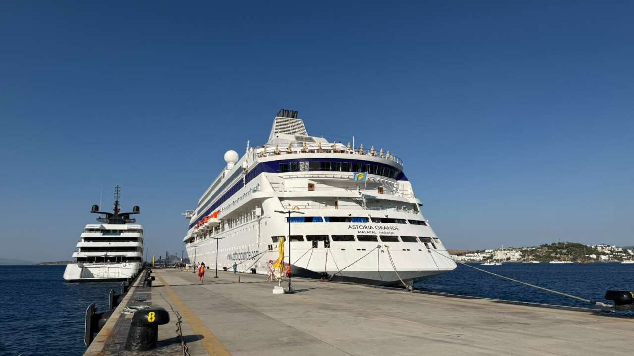 Bodrum Kruvaziyer Turizminde Hareketli Gün, İki Kruvaziyer Gemisi Aynı Anda Limanda