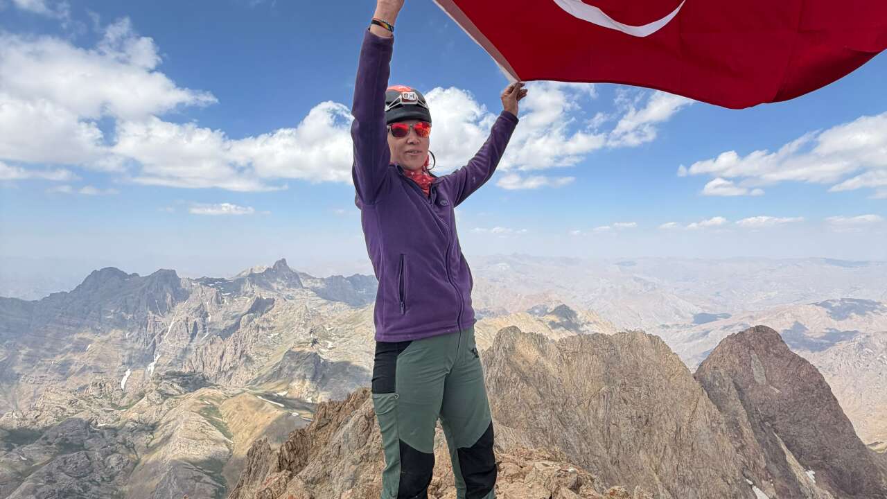 Muğlalı Dağcı Nursel Ölmez’den Cilo Dağı Zirvesinde Türk Bayrağı Gururu