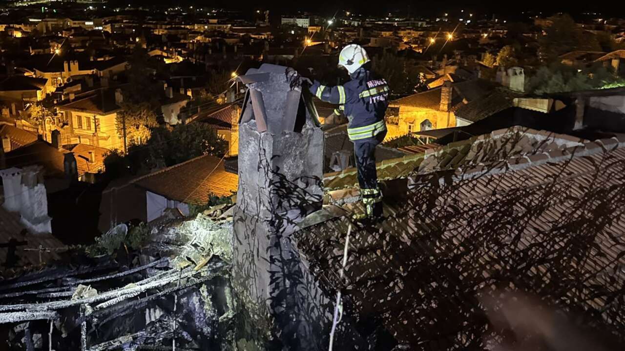 Menteşe’de Kullanılmayan Bina Alevlere Teslim Oldu