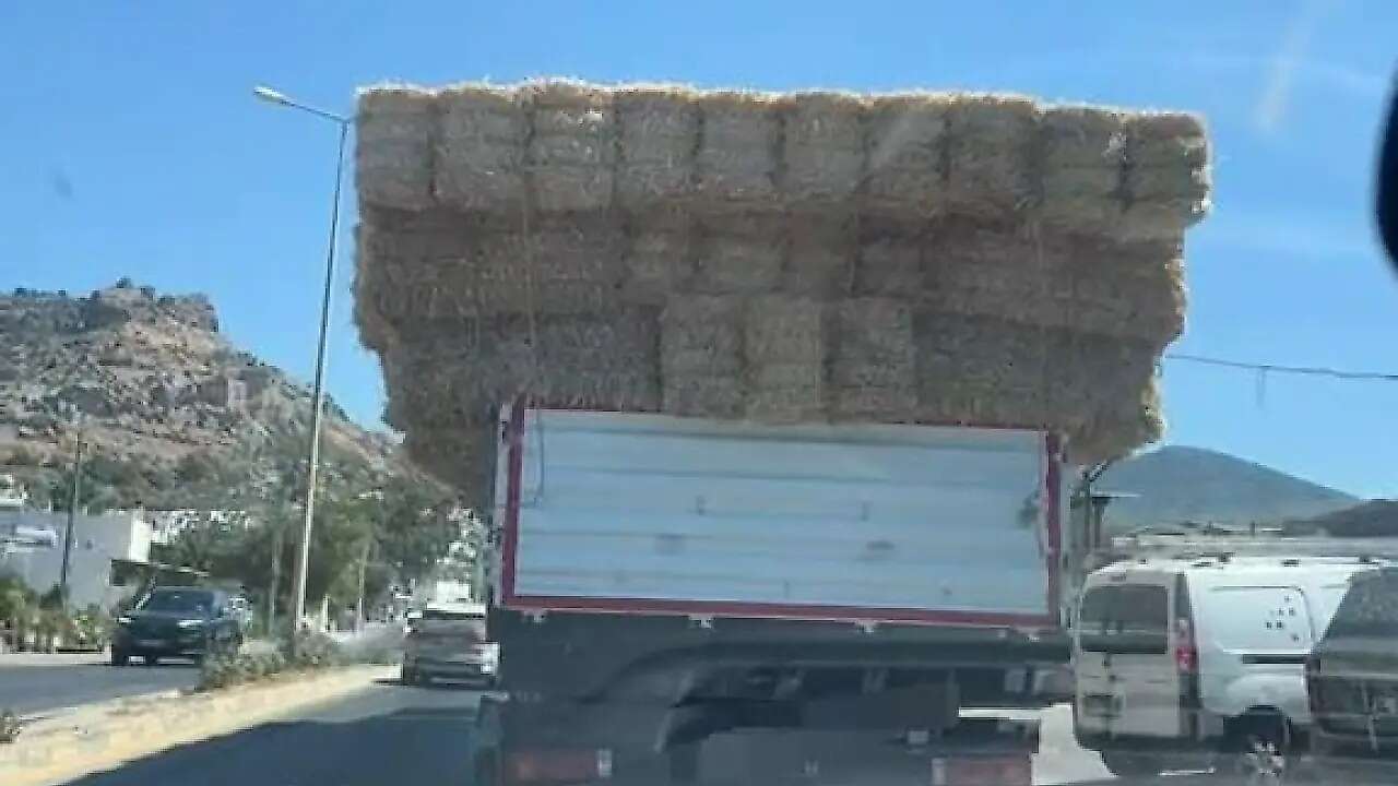 Muğla’da Trafikte Tehlike Saçan Saman Yüklü Kamyona 13 Bin Lira Ceza