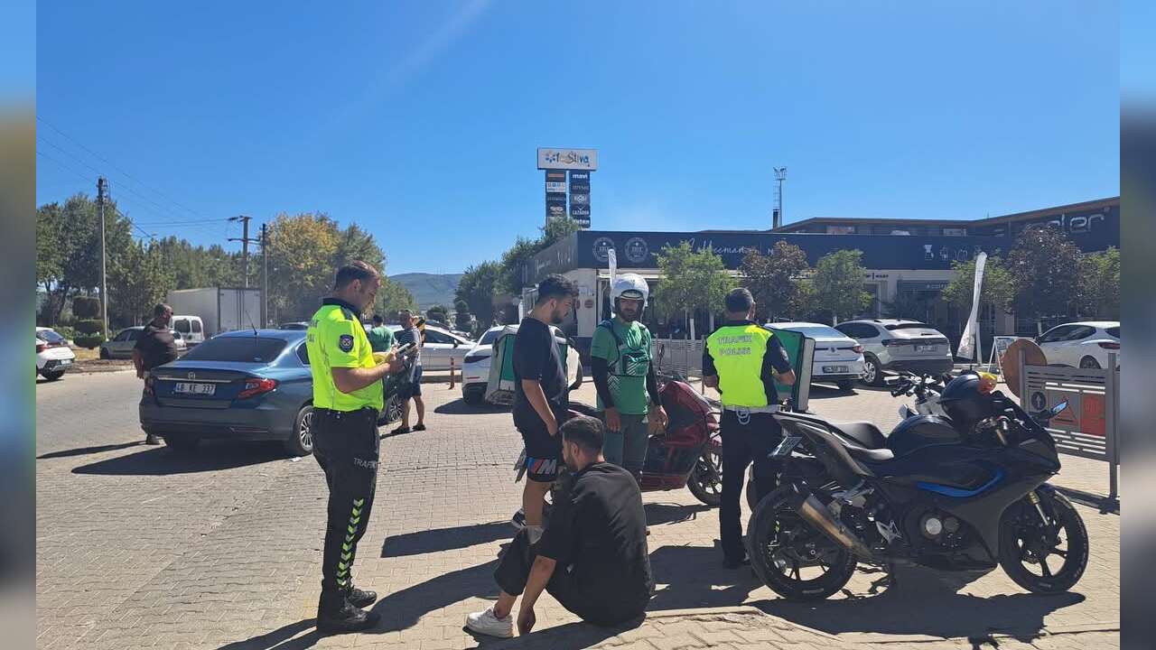 Menteşe’de AVM İçerisinde Motosiklet ile Otomobil Çarpıştı