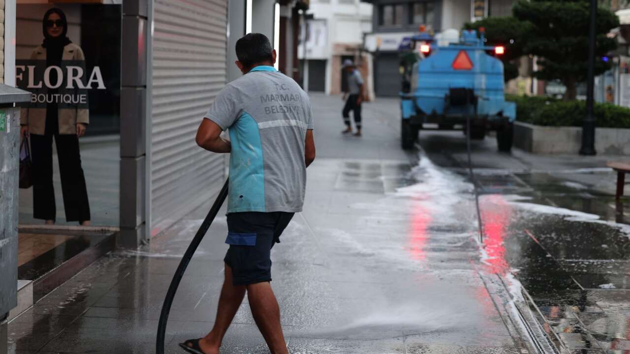 Sevgi Yolu’nda Günün İlk Işıklarıyla Temizlik Çalışması