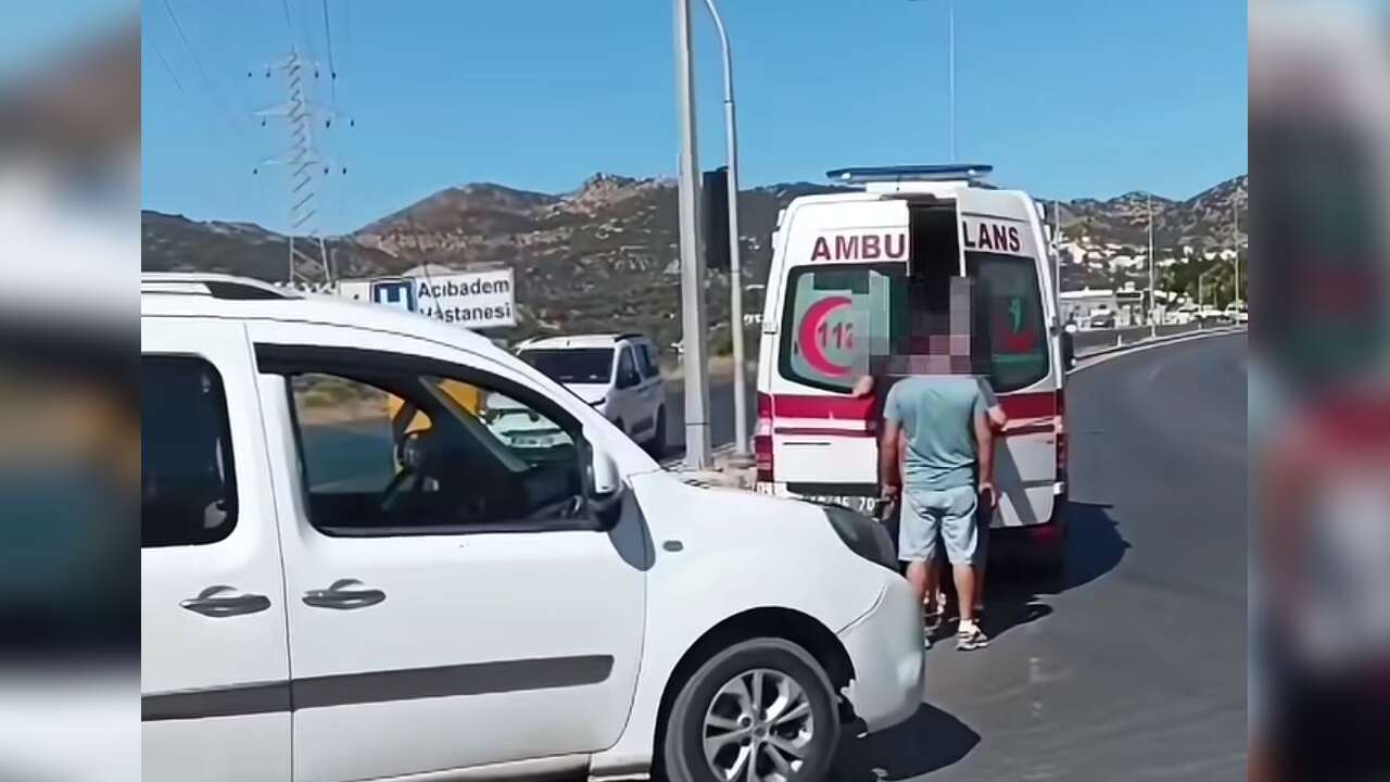 Muğla'da Dönüş Yapan Araçla Motosiklet Çarpıştı: Küçük Çocuğun Üzerine Camlar Yağdı