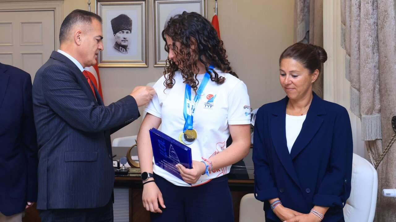 Muğlalı ​Dünya Şampiyonu Derin Bartan’a Vali Dr. İdris Akbıyık’tan Altın Ödülü