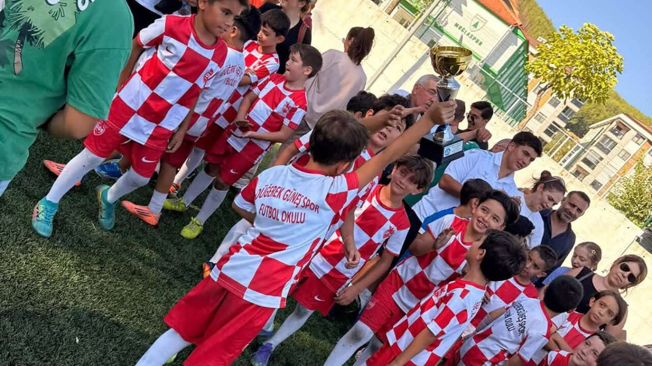 Muğla’da Miniklerden Büyük Başarı: Düğerek Güneş Spor U-9 Şampiyon