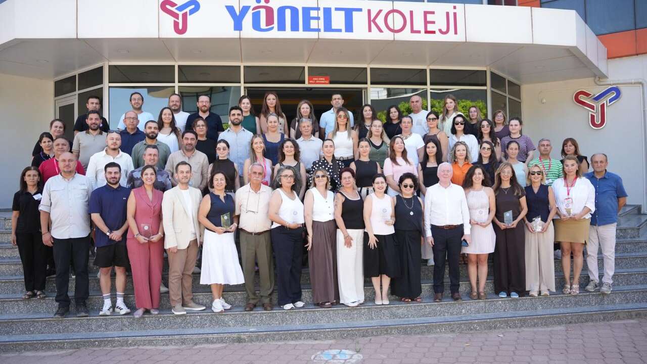 Yönelt Koleji’nde Yeni Dönem Heyecanı: 10. Yılını Dolduranlara Plaket