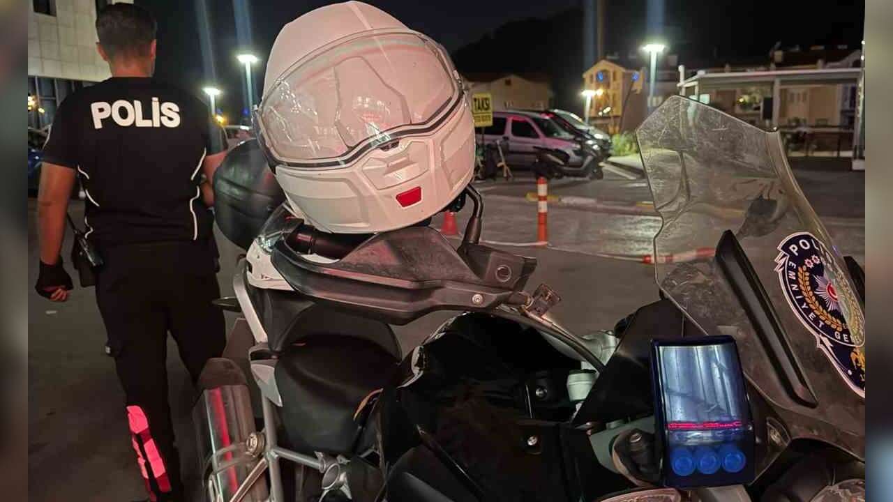 Marmaris’te ‘dur’ İhtarına Uymadı, Önce Polise Sonra Araca Çarptı