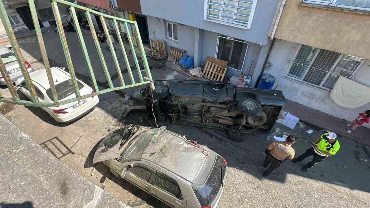 Kontrolden Çıkan Pikap 5 Metreden Sokağa Uçtu