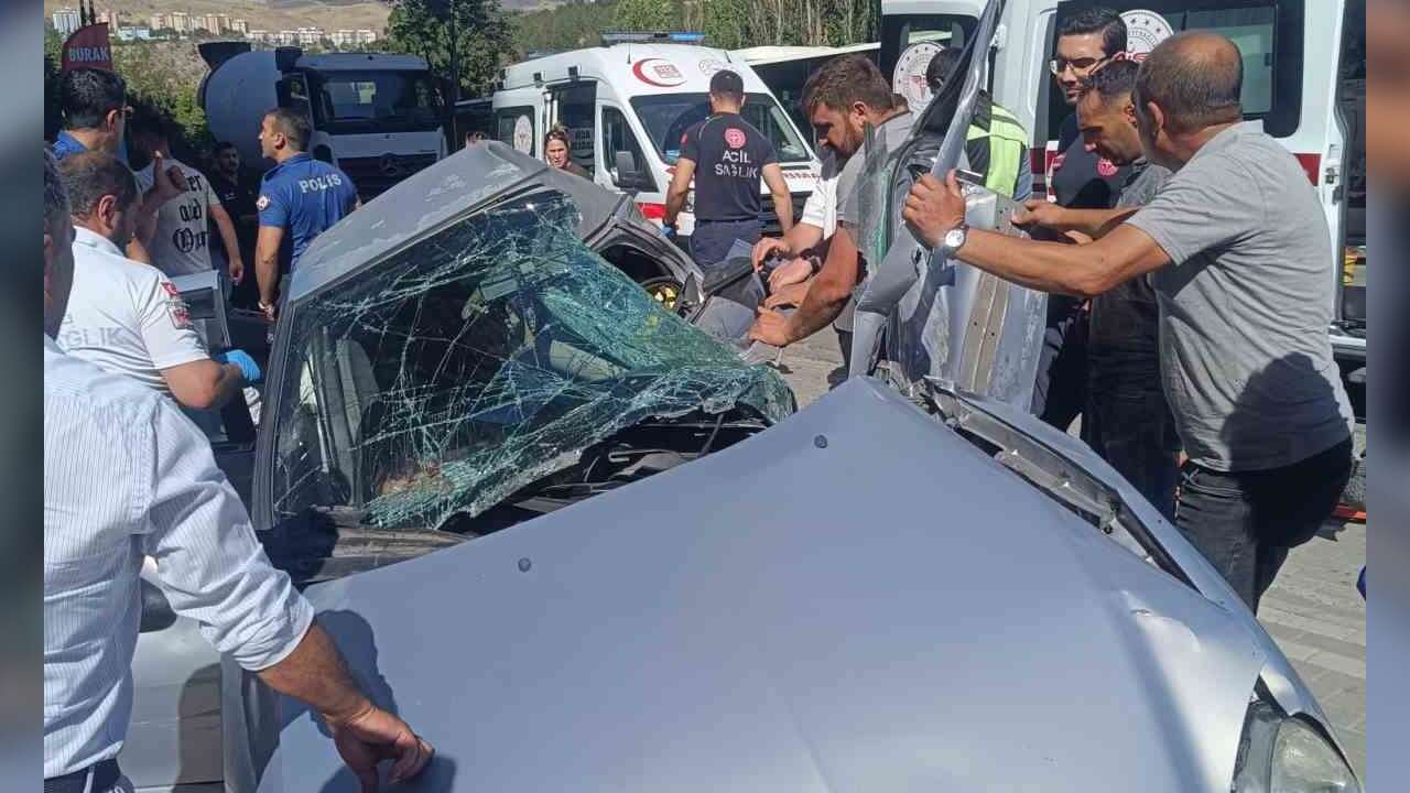 Beton Mikseri ile Otomobil Çarpıştı: 5 Yaralı, Sürücünün Durumu Ağır