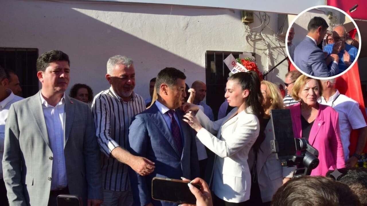 Başkan Acar Ünlü’nün Yeni Parti Rozetini Gizem Özcan Taktı: Babasının Rozetini İse Kendisi Taktı