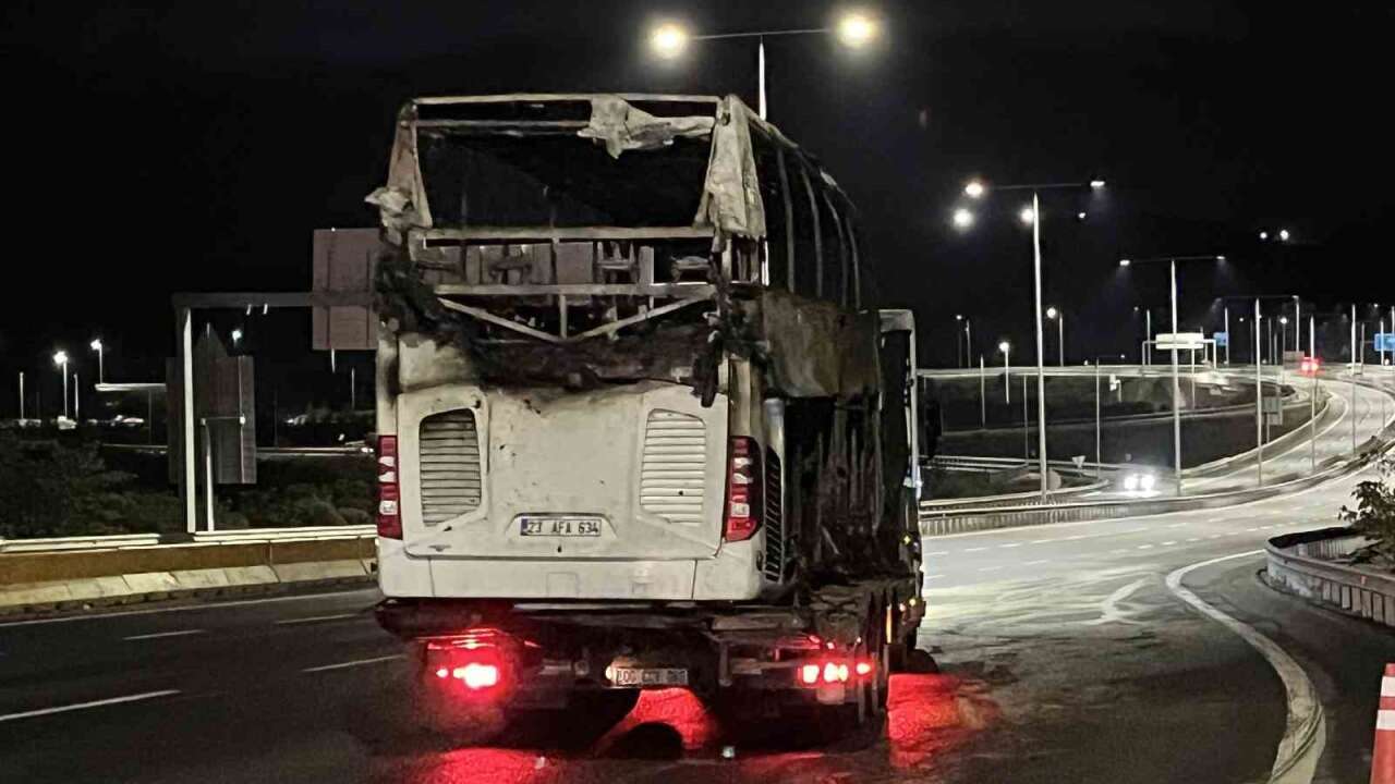 Otobüs Bariyerlere Çarptı, Ardından Yangın Çıktı: 2 Kişi Hayatını Kaybetti