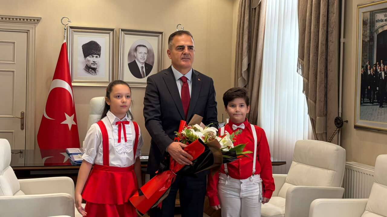 Muğla Valisi Dr.İdris Akbıyık, Öğrencileri Makamında Ağırladı