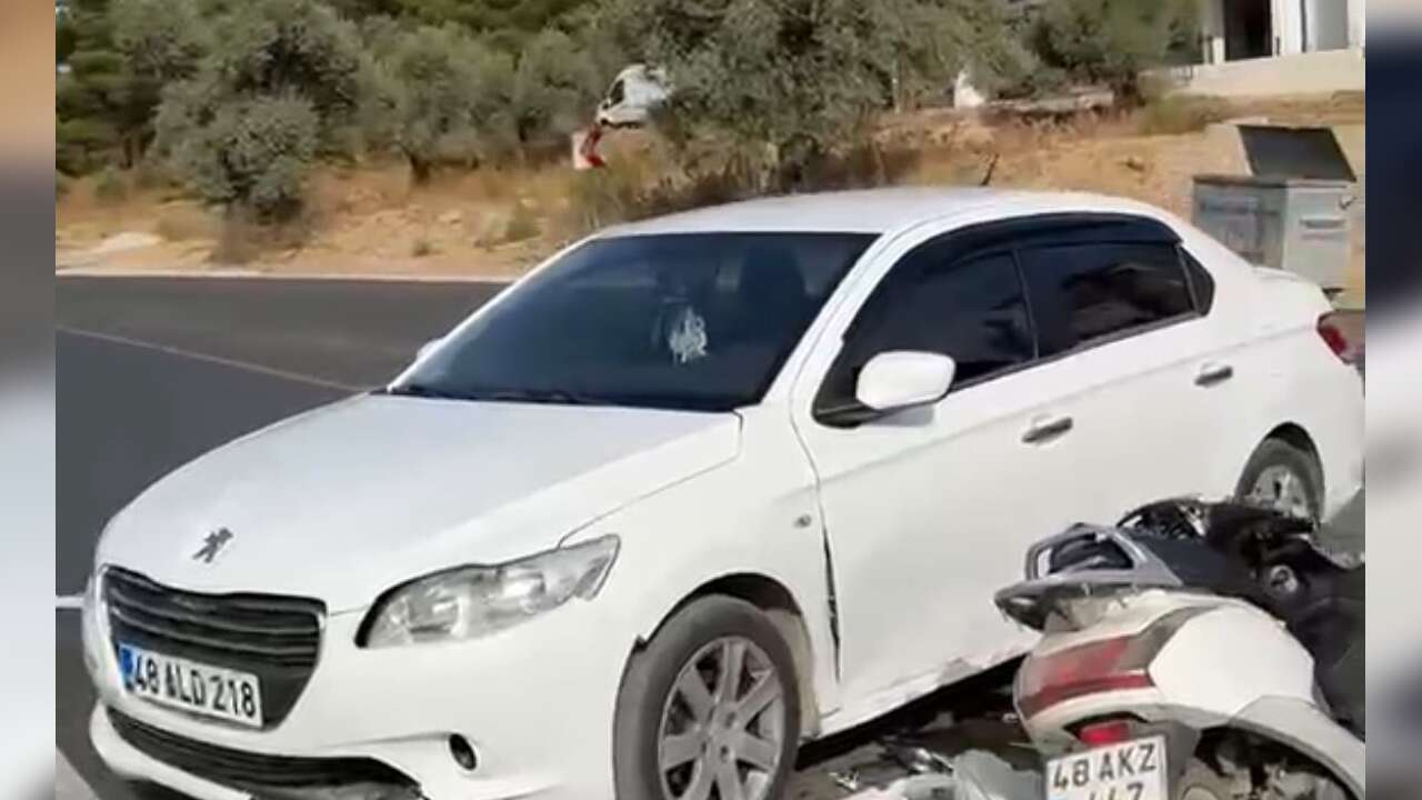 Muğla'da Otomobil ile Motosiklet Çarpıştı