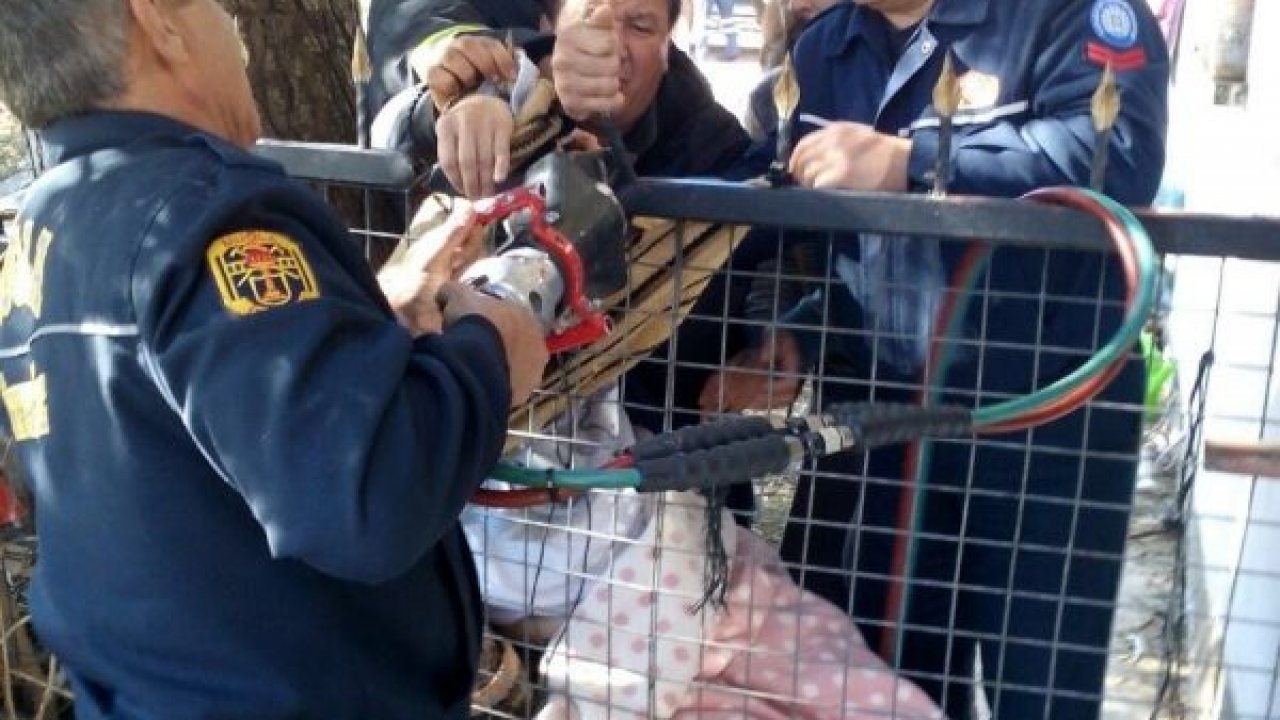 Balkondan korkuluğa düşen kadını itfaiye kurtardı