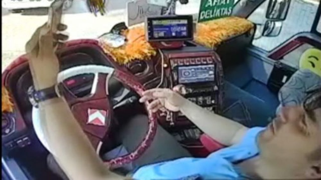 Halk otobüsünde flüt resitali şoförü yaktı