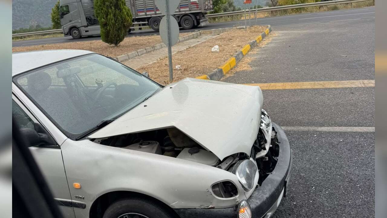 Muğla’da Yağış Kazayı Getirdi: Atatürk Bulvarı’nda Kaza